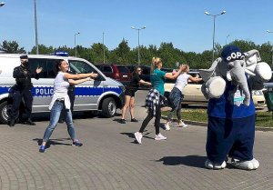 Policjanci ze słoniem POPO przy radiowozie