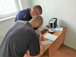 Policjant z zatrzymanym