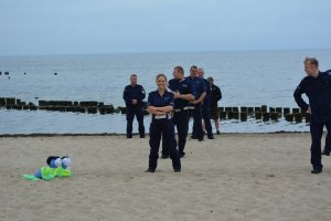 Policjanci w czasie robienia pompek.