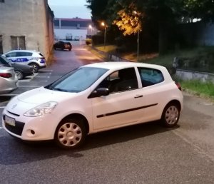 renault stoi na parkingu przy komendzie