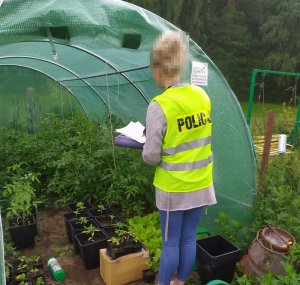 Policjantka w trakcie oględzin