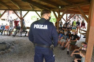 Policjant na spotkaniu z harcerzami