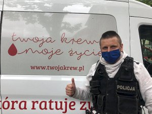 Policjant oddający krew