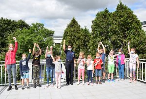 Policjanta rozdaje dzieciom odblaski