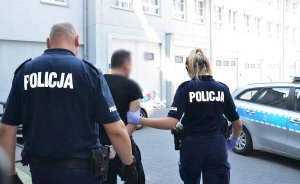 policjanci i zatrzymany