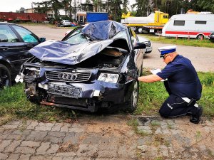 Policjant pracuje na miejscu wypadku drogowego