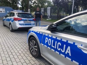 policjant i radiowozy