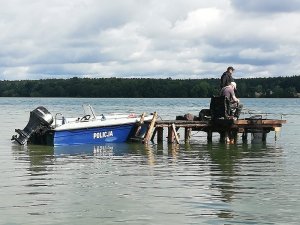 policjanci nad wodą