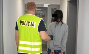 zatrzymana i policjant