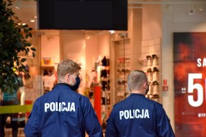Policjanci w placówkach handlowych sprawdzają stosowanie zasad COVID-19