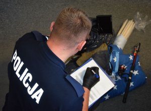 Policjant prowadzi oględziny