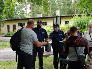 policjanci rozdają maseczki