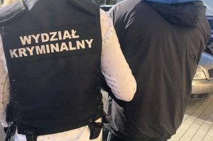 Policjant prowadzi zatrzymanego