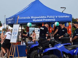 Policjanci rozmawiają z plażowiczami