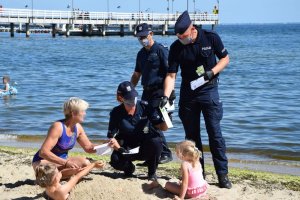 policjanci i ludzie na plaży