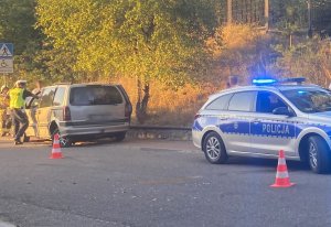 Policjant rozmawia z zatrzymanym