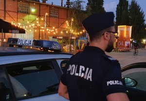 Policjanci kontrolują kluby