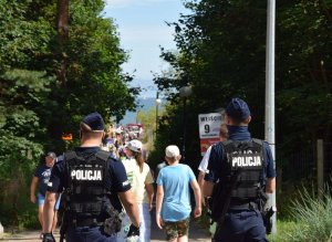 Policjanci podczas wakacyjnej akcji Plaża na plaży