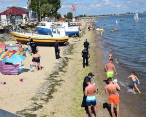 Policjanci podczas wakacyjnej akcji Plaża na plaży