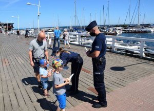 Policjanci podczas wakacyjnej akcji Plaża na plaży