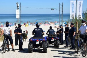 Policjanci podczas wakacyjnej akcji Plaża na plaży