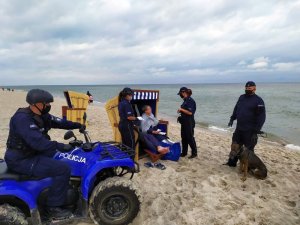 Policjanci podczas wakacyjnej akcji Plaża na plaży