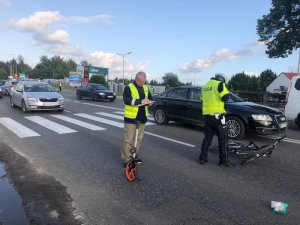 policjanci na miejscu wypadku