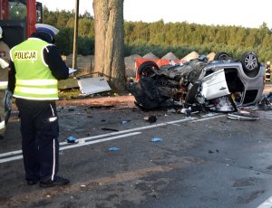 policjant na miejscu wypadku