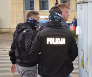 zatrzymany i policjanci