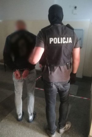 zatrzymany i policjant