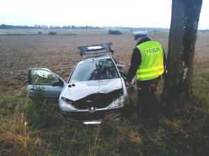 policjant na miejscu wypadku