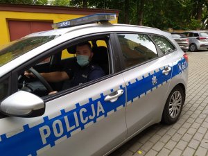 Policjant siedzi w radiowozie