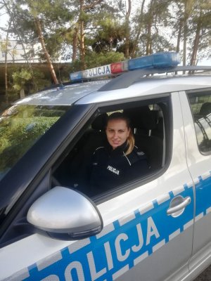 Policjantka siedzi w radiowozie