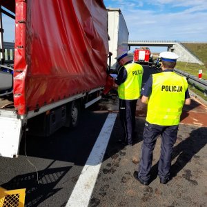 policjanci na miejscu wypadku