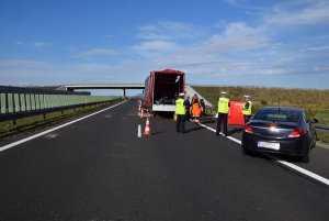 policjanci na miejscu wypadku