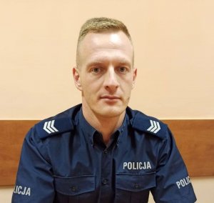 Policjant podczas odznaczania