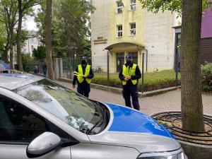 Policjanci rozdają odblaski