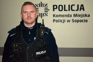 Wizerunek policjanta, który uratował życie nastolatkowi