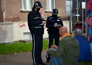 Policjanci legitymują mężczyzn