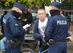 policjanci kontrolują