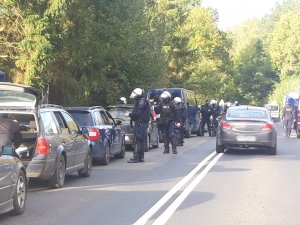 policjant kontroluje kierowców