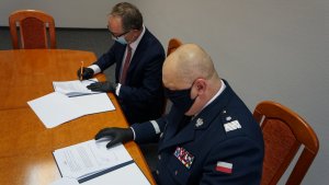Komendant Wojewódzki podpisuje porozumienie z prezesem Lotosu