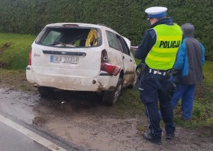 policjant na miejscu wypadku