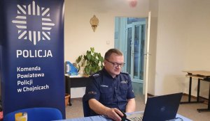 Policjant prowadzi zdalne zajęcia