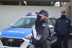 policjanci przy radiowozach