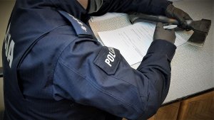 Policjanci prowadzą zatrzymanego