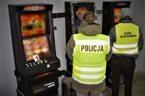 Policjanci zabezpieczają automaty