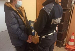 zatrzymany i policjant