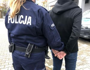 Policjanci prowadzą zatrzymaną