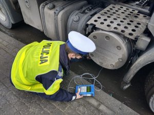 policjant ogląda auto